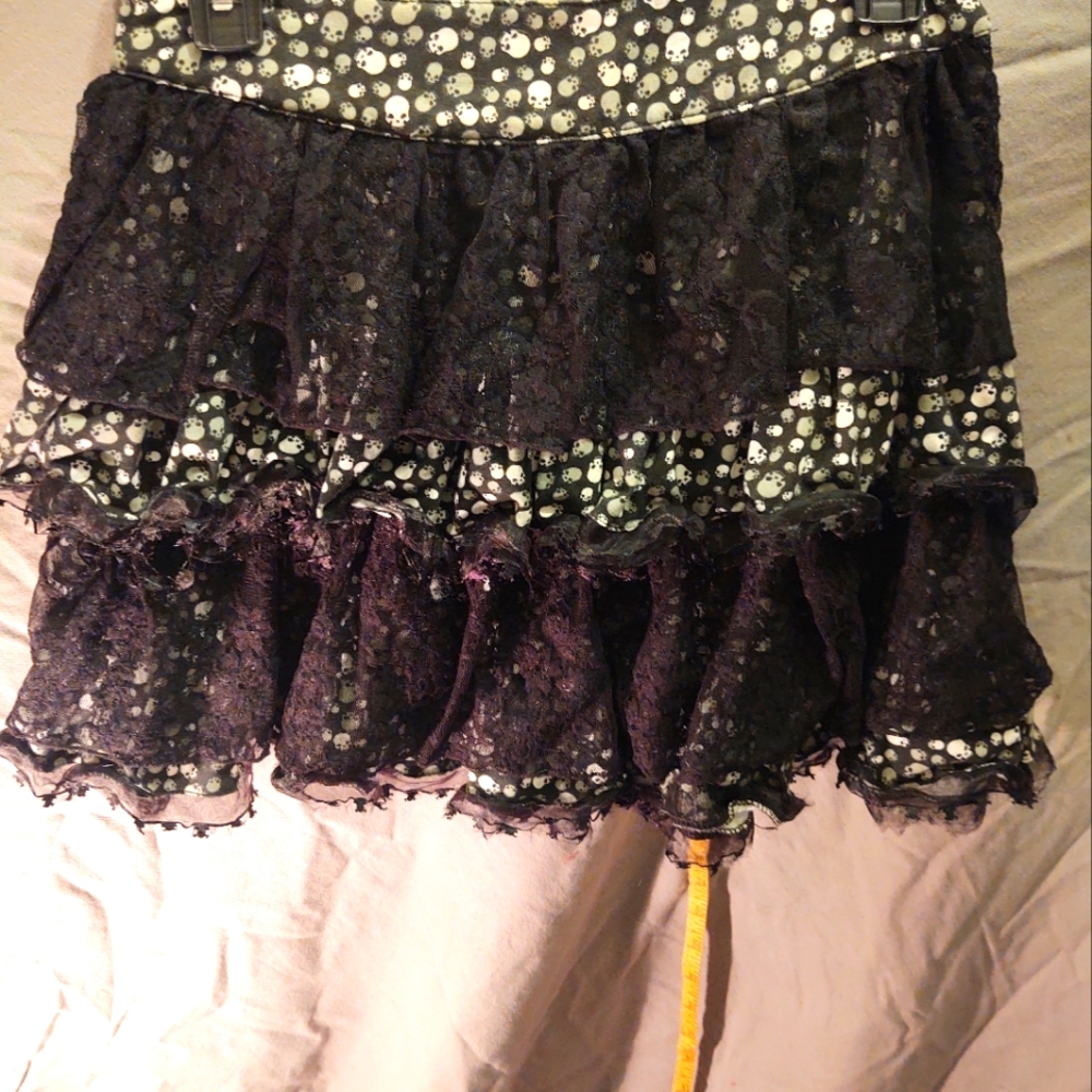 Tripp NYC womens MD gray skull  black lace ruffles skirt Hot Topic vintage NWOT